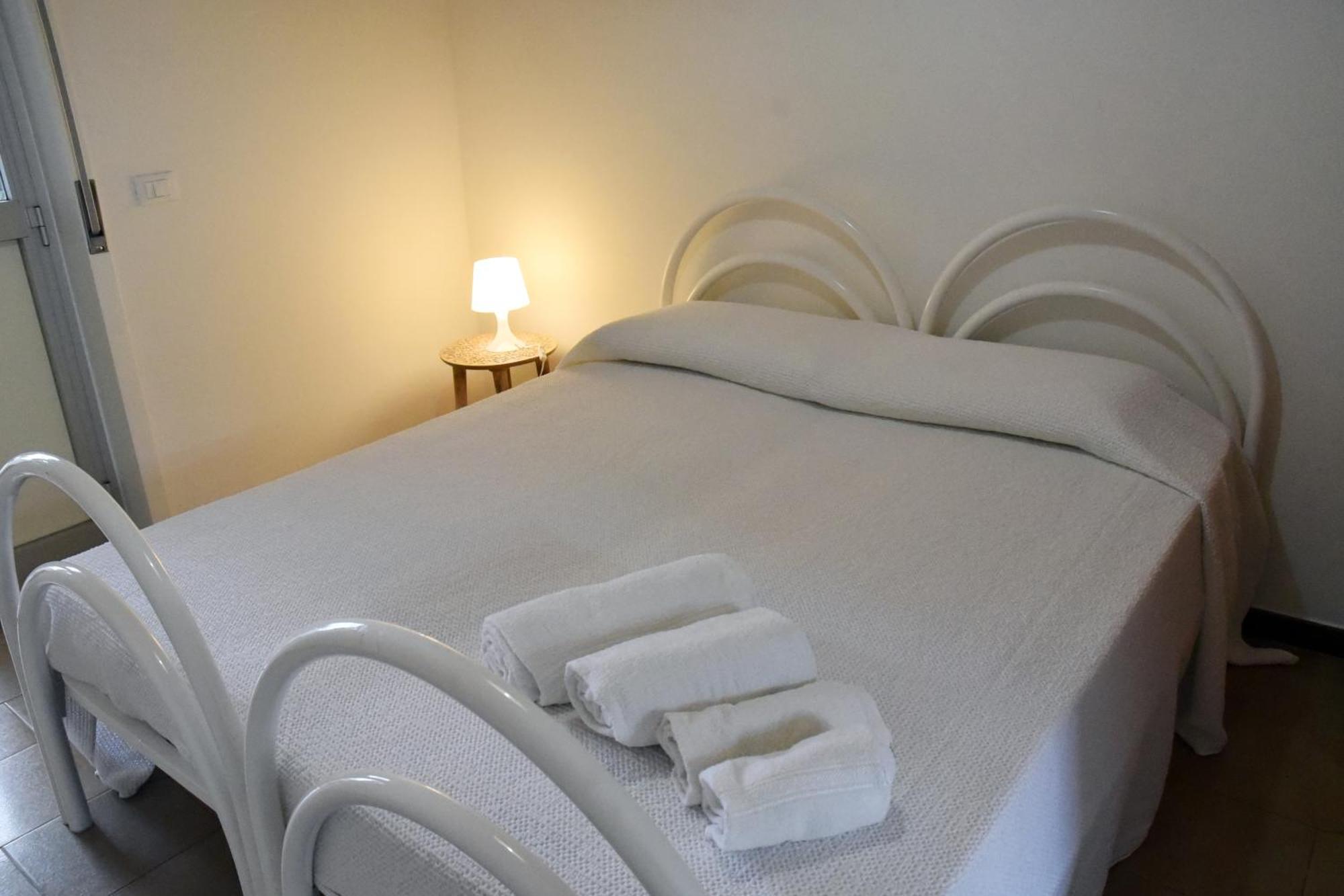 Appartamenti La Baia Del Rais Falcone Habitación foto